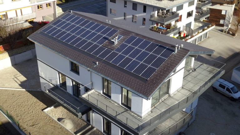 Installation toit intégrée photovoltaïque solaire thermique Sion champlan valais